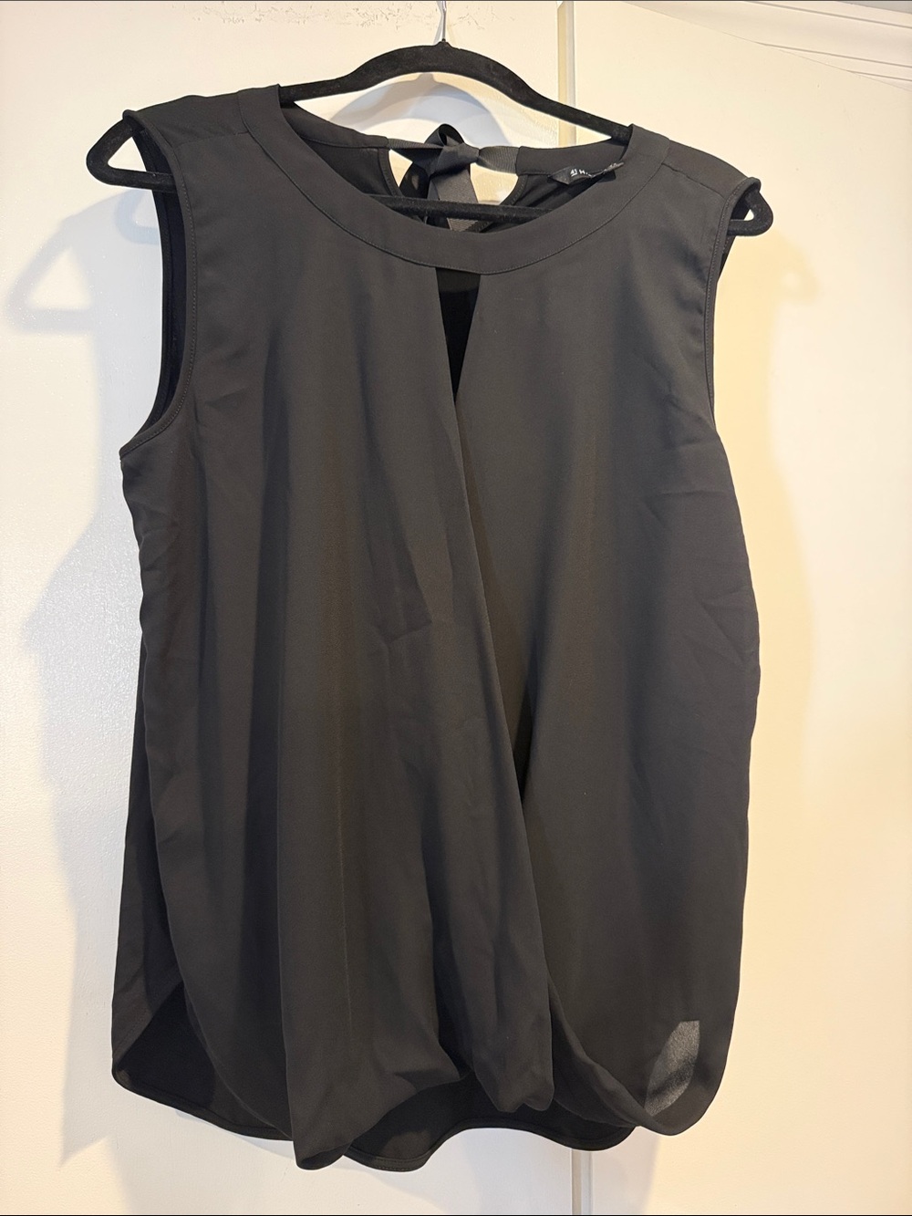 41 Hawthorn Black ySleeveless Twist-Front Camisole